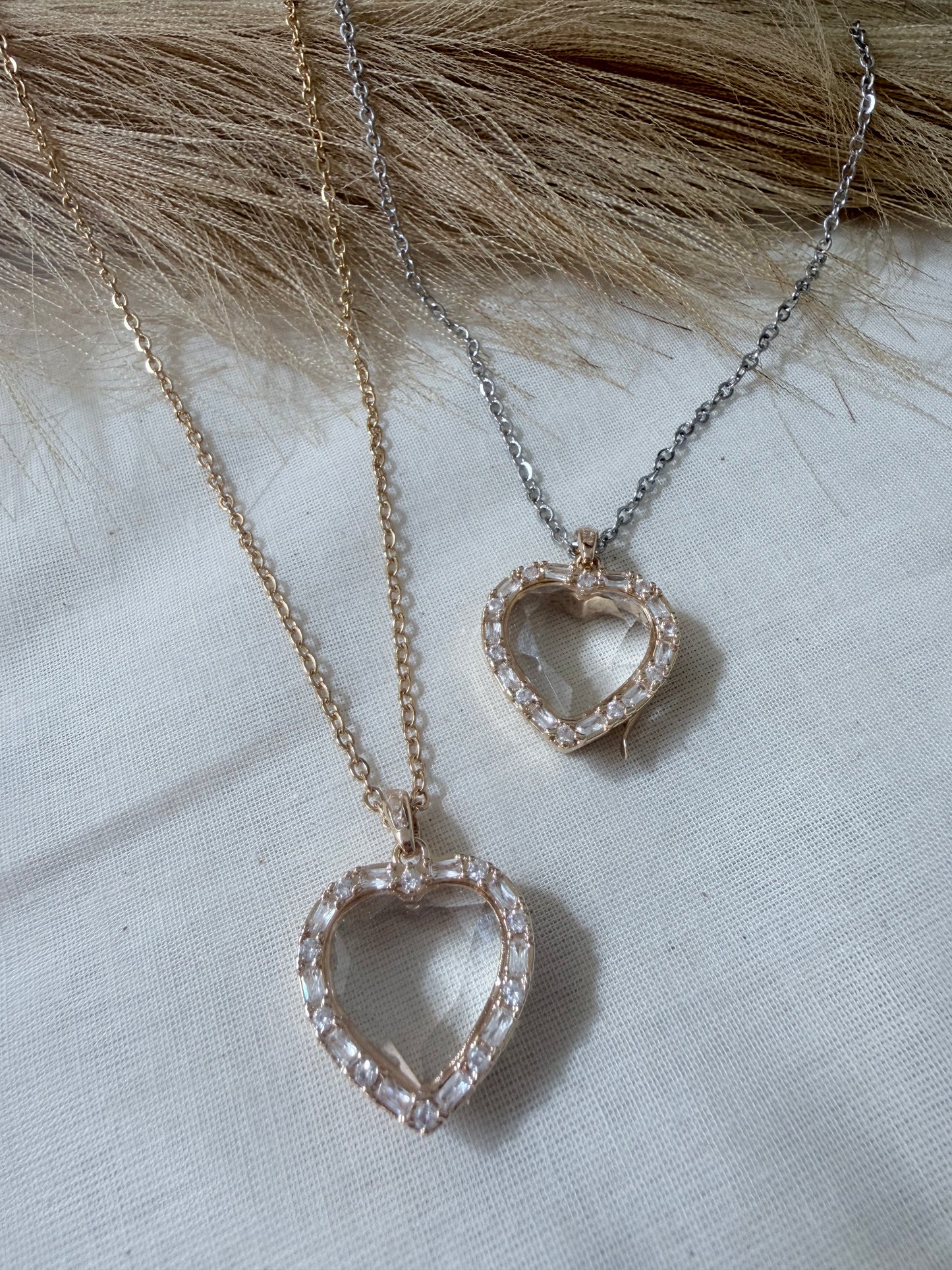 Blush Heart Floating Charm Necklace – Minimalist Crystal Pendant – Roze Collection