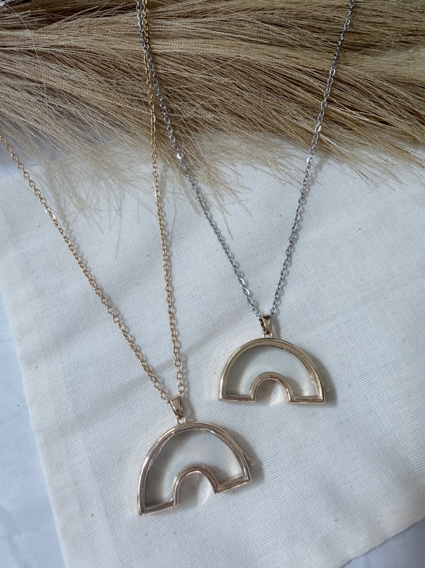 Nova Arch Floating Charm Necklace – Minimalist Crystal Pendant – Roze Collection